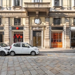 Office suite to let in Milan